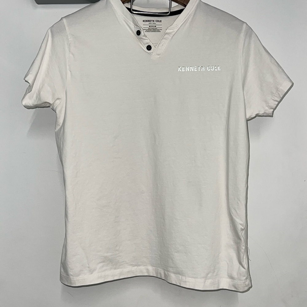 Kenneth Cole Men’s Medium White Open V-Neck w/Silver Kenneth Cole Graphics